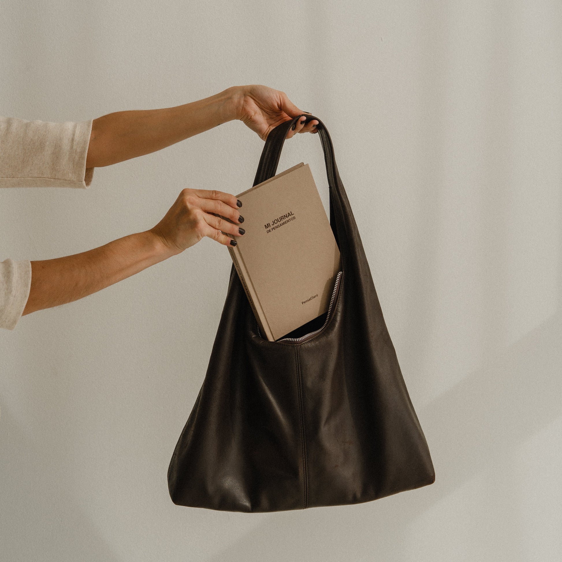 journal en un bolso marron