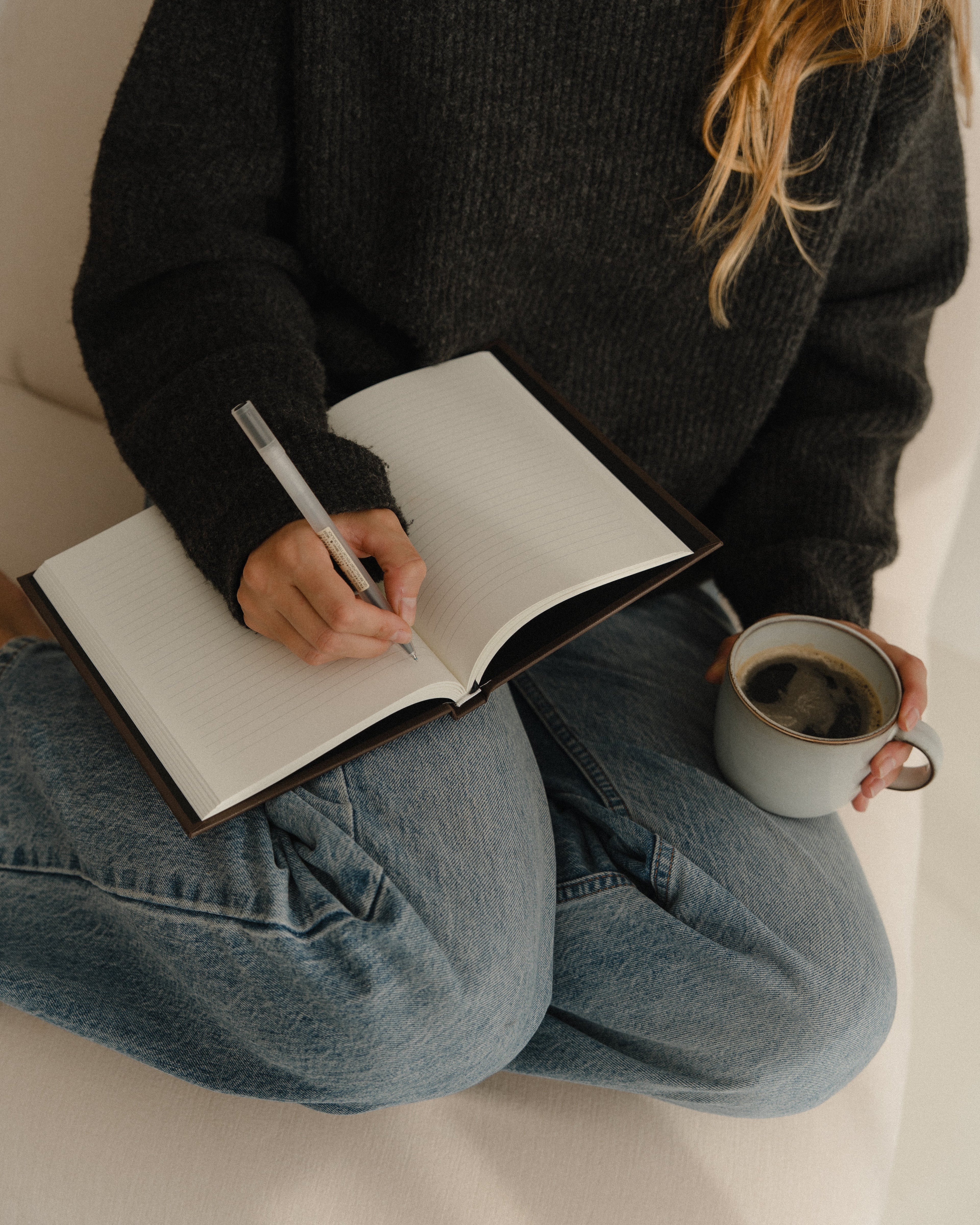 chica escribiendo en un cuaderno de journaling