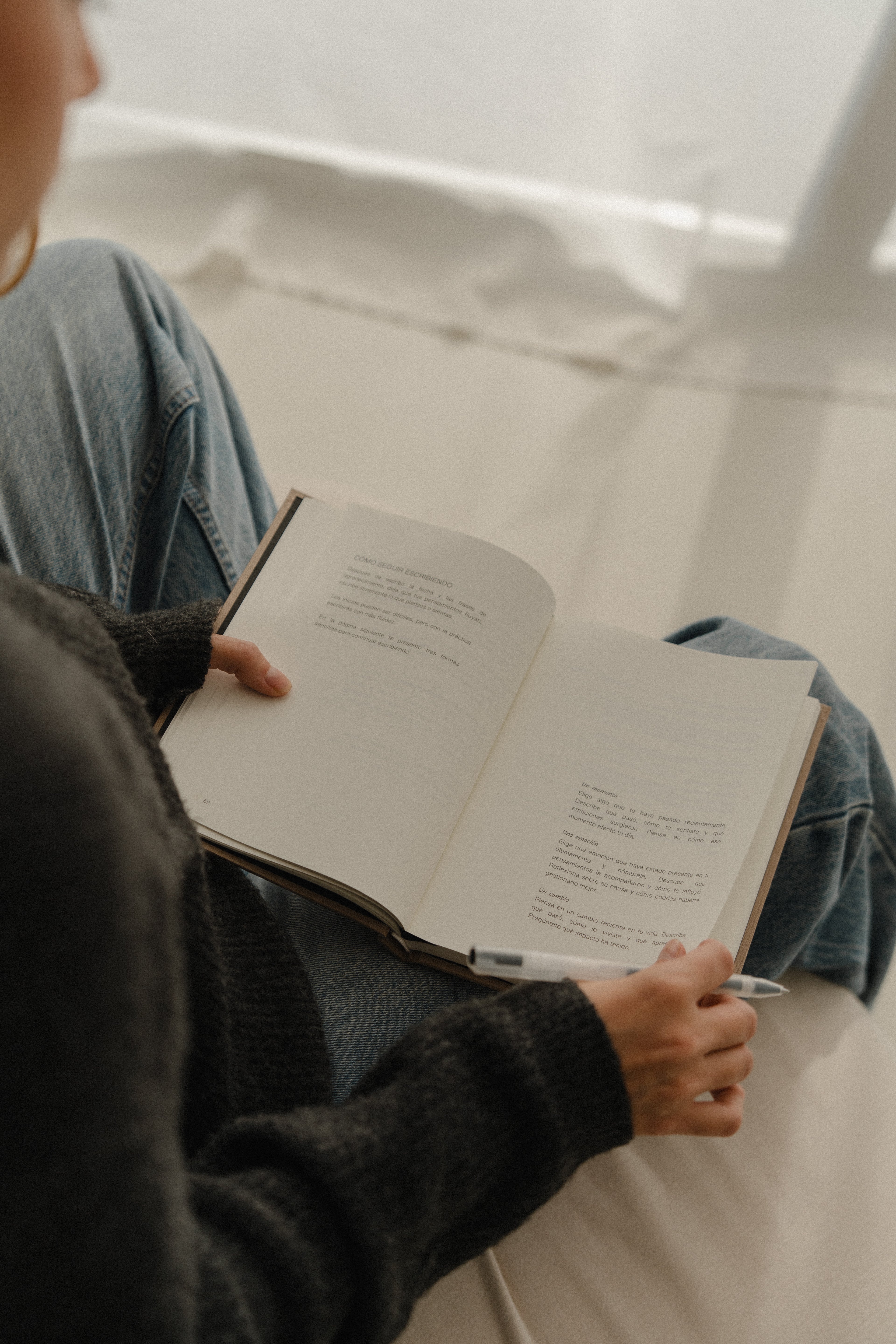 journal abierto mujer escribiendo